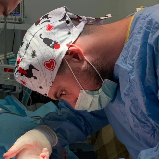 Veterinario durante una cirugía